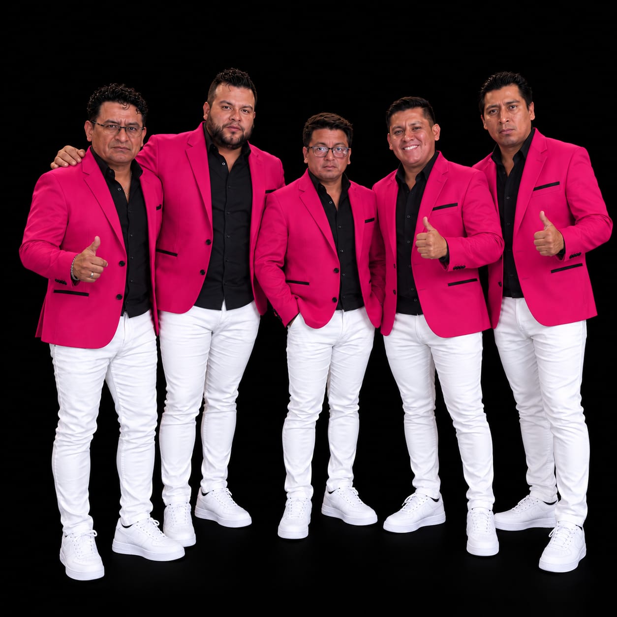 Grupo Saxokumbia con saco rosa y camisa negra sobre fondo negro